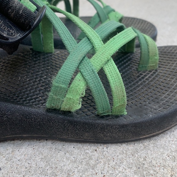 Double strap green chacos size 6 - Picture 5 of 9